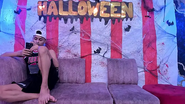 Juicy Creww online show from October 28, 2025, 9:35 am