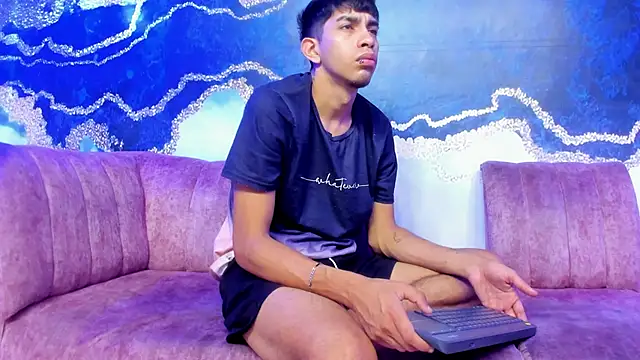 Juicy Creww online show from November 18, 2025, 9:25 am