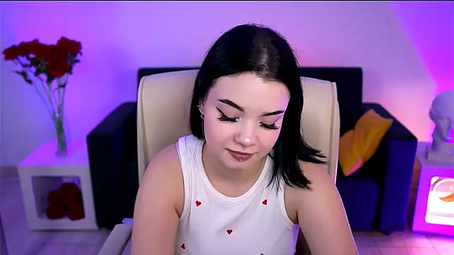 leslierowe  online show from September 21, 2025, 4:08 pm