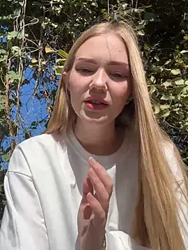 MilaMoone online show from September 22, 2025, 10:06 am