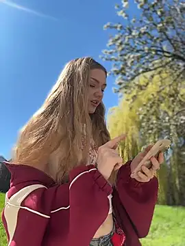 MilaMoone online show from April 6, 2026, 11:00 am