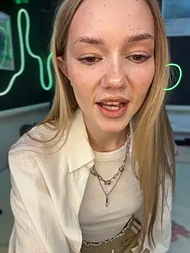 Snapshot of MilaMoone chatting on May 2, 2026, 11:15 am MilaMoone online show from May 2, 2026, 11:15 am