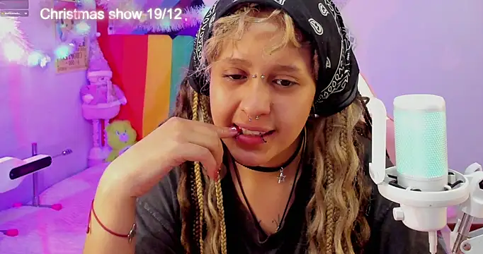 NekoWaifu online show from December 18, 2025, 2:01 pm