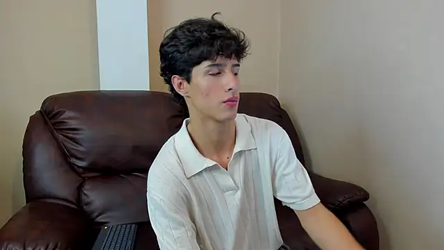 Snapshot of Xam_Collen chatting on December 17, 2025, 2:34 pm Xam Collen online show from December 17, 2025, 2:34 pm