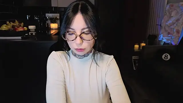 jeans-and-peach online show from October 3, 2025, 3:14 am