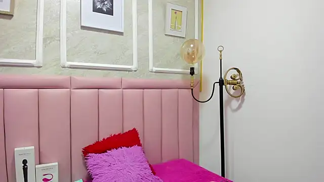 HoollyHendrix online show from December 17, 2025, 8:59 pm