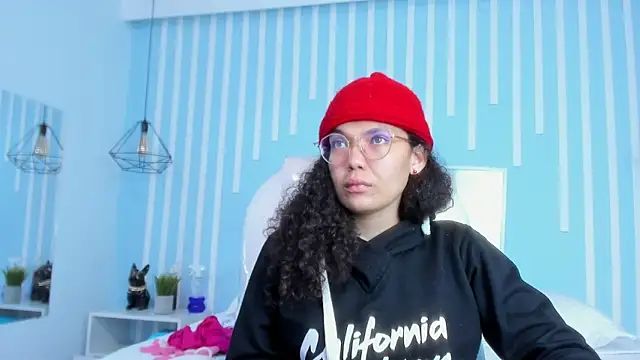 Snapshot of SweetStarr_ chatting on October 8, 2025, 12:47 pm SweetStarr online show from October 8, 2025, 12:47 pm