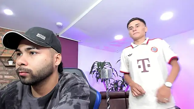 Hot Threesomee online show from October 9, 2025, 1:31 pm