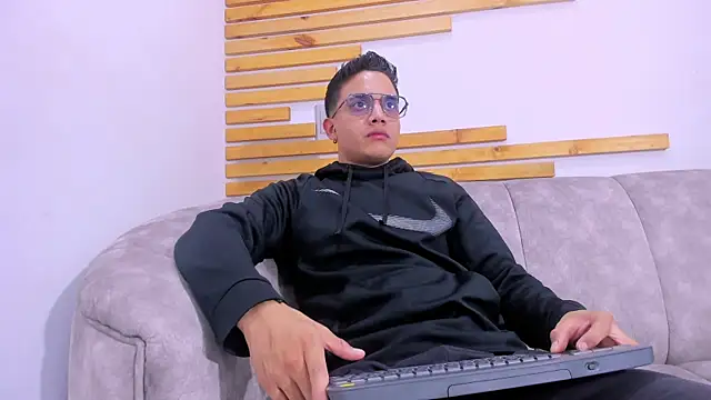 Snapshot of axel_vega chatting on September 19, 2025, 7:14 pm axel vega online show from September 19, 2025, 7:14 pm