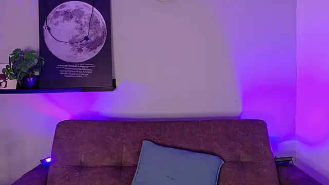 KeendraFox  online show from April 17, 2026, 10:07 am