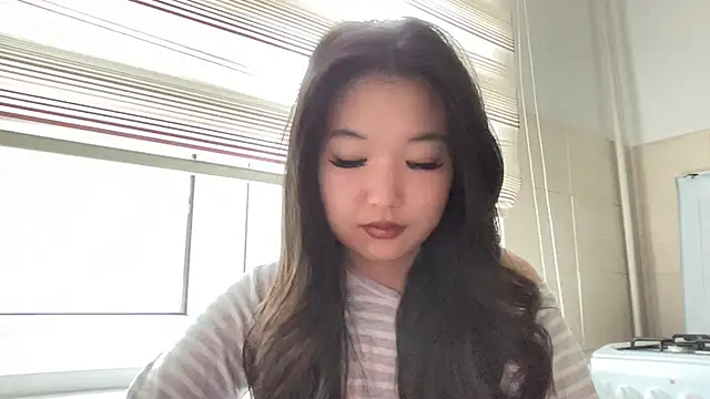 EmmaLeexth online show from May 1, 2026, 4:17 am