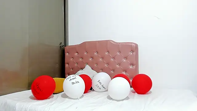 IslaRose7 online show from February 15, 2026, 1:52 pm