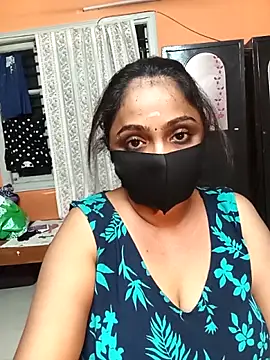 Snapshot of queendivya chatting on May 13, 2026, 5:10 pm queendivya online show from May 13, 2026, 5:10 pm