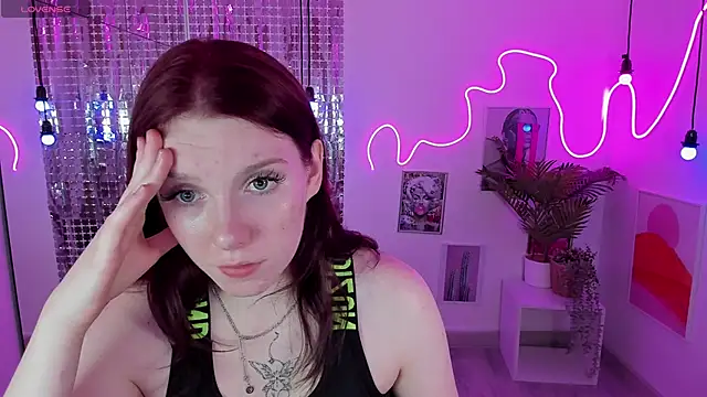 Layla Glam online show from October 10, 2025, 1:32 pm