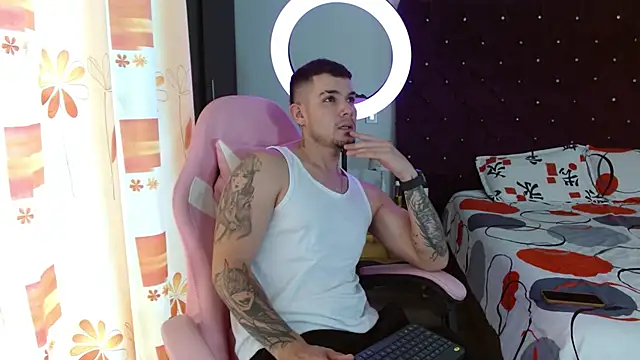 BooyHott  online show from October 31, 2025, 6:53 pm