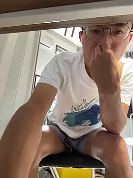 Snapshot of leeyoung_ chatting on October 17, 2025, 3:42 am leeyoung online show from October 17, 2025, 3:42 am