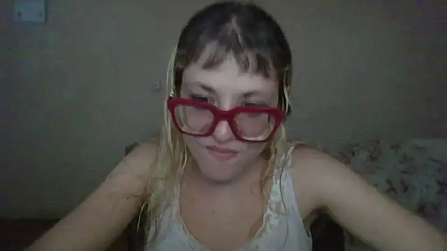 Snapshot of BlondieTami chatting on February 3, 2026, 11:32 pm BlondieTami online show from February 3, 2026, 11:32 pm