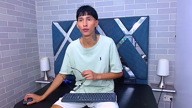 Daniel delux  online show from October 25, 2025, 1:29 pm