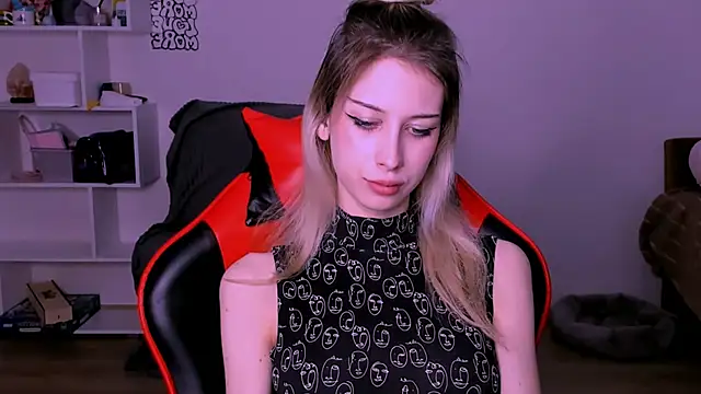 Snapshot of Lori_lolii chatting on October 11, 2025, 7:45 pm Lori lolii online show from October 11, 2025, 7:45 pm