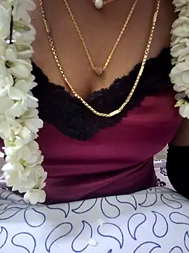 jasminetaml online show from October 10, 2025, 7:35 pm