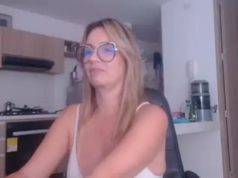 Snapshot of LovePaula chatting on February 9, 2025, 2:06 am LovePaula online show from February 9, 2025, 2:06 am