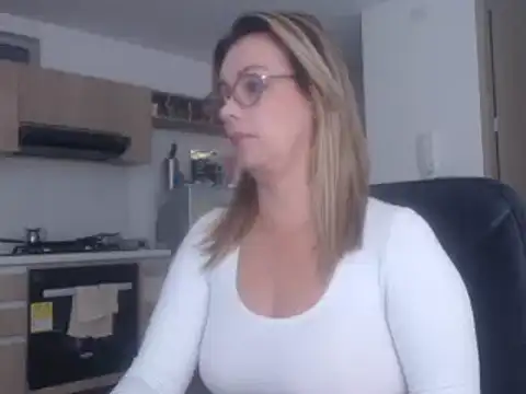 Snapshot of LovePaula chatting on March 10, 2025, 11:42 am LovePaula online show from March 10, 2025, 11:42 am