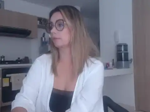 Snapshot of LovePaula chatting on March 11, 2025, 9:02 am LovePaula online show from March 11, 2025, 9:02 am