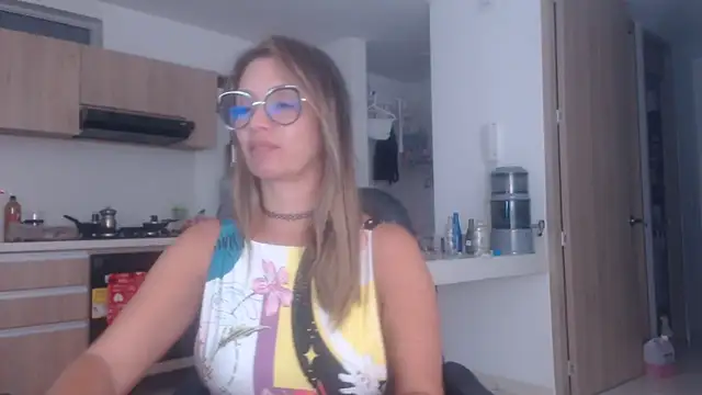 Snapshot of LovePaula chatting on October 19, 2025, 1:39 am LovePaula online show from October 19, 2025, 1:39 am