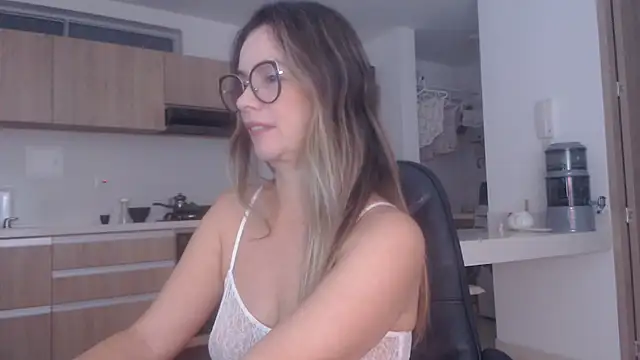 Snapshot of LovePaula chatting on April 14, 2026, 10:32 am LovePaula online show from April 14, 2026, 10:32 am