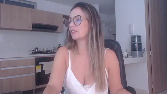 Snapshot of LovePaula chatting on April 16, 2026, 11:11 am LovePaula online show from April 16, 2026, 11:11 am
