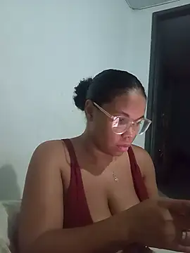 Snapshot of PrettahSantos chatting on August 5, 2026, 10:12 pm PrettahSantos online show from August 5, 2026, 10:12 pm