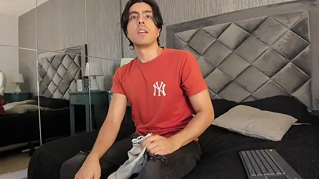 dylan cross  online show from September 25, 2025, 11:25 am