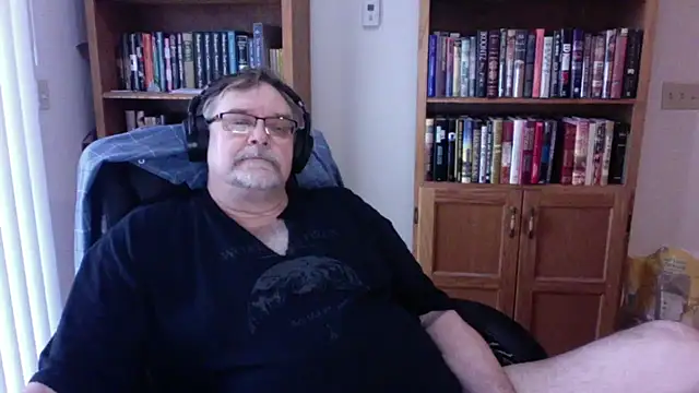 Vinyl22xh online show from April 15, 2026, 4:03 pm