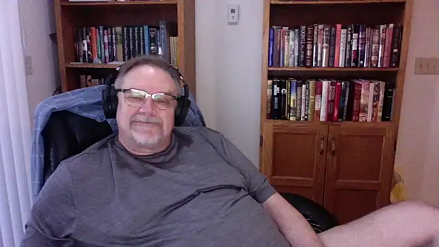 Vinyl22xh online show from April 16, 2026, 12:22 am