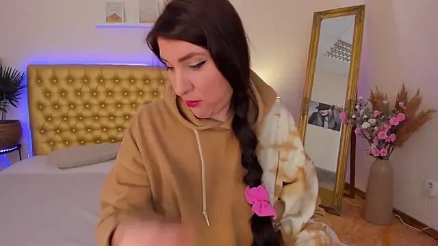 TrishaDarks online show from March 12, 2026, 6:19 am