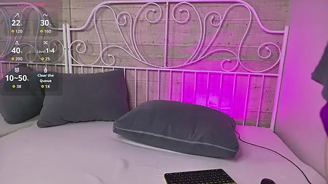 Snapshot of RobertDevine chatting on September 26, 2025, 10:52 am RobertDevine online show from September 26, 2025, 10:52 am