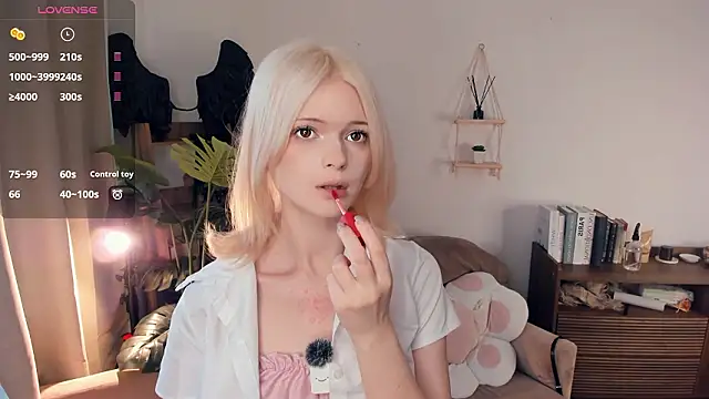 LaureMestler online show from March 26, 2026, 8:42 am