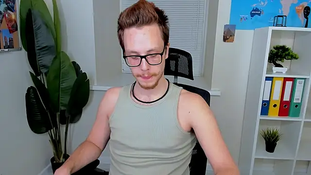 LeoMooree online show from November 15, 2025, 4:43 am