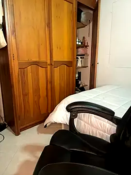 Snapshot of Bleer_Rousse chatting on October 7, 2025, 5:10 pm Bleer Rousse online show from October 7, 2025, 5:10 pm