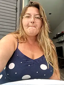 Snapshot of HornyBella88 chatting on September 25, 2025, 9:35 am HornyBella88 online show from September 25, 2025, 9:35 am