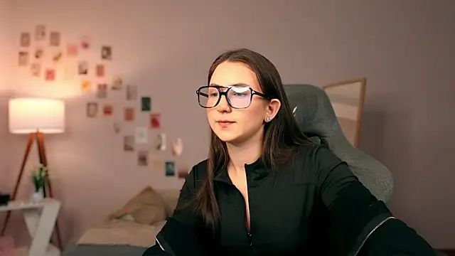 raviolly046 online show from September 28, 2025, 7:36 am