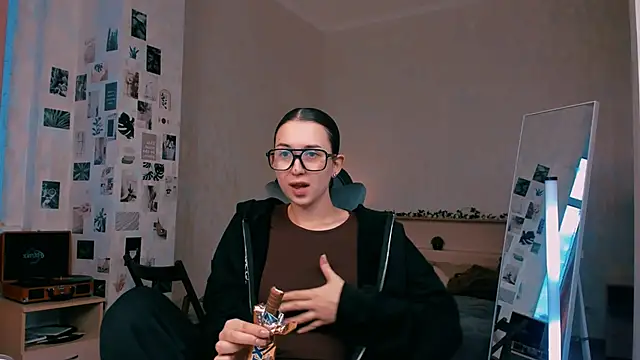 raviolly046 online show from October 16, 2025, 1:23 pm