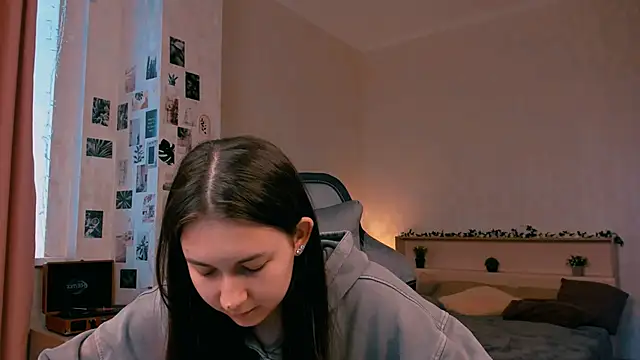 raviolly046 online show from October 18, 2025, 9:10 am