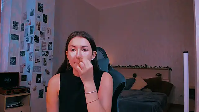 raviolly046 online show from October 29, 2025, 9:33 am