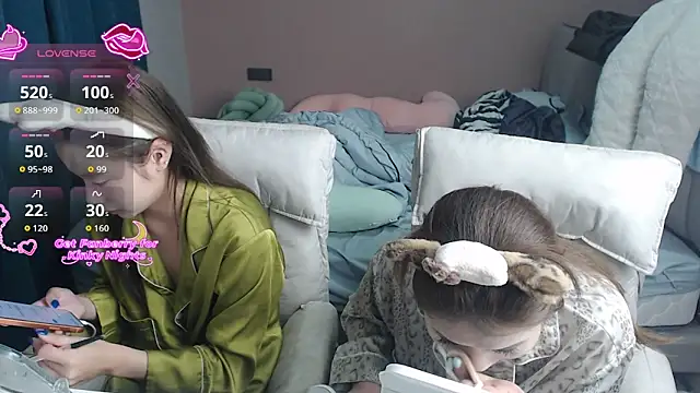 redrose520 online show from December 21, 2025, 12:12 pm