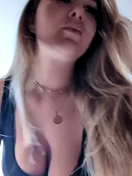 Snapshot of BarbieDolly_x chatting on November 3, 2025, 1:01 pm BarbieDolly x online show from November 3, 2025, 1:01 pm