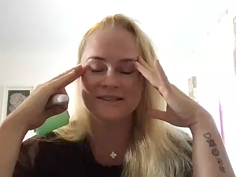 Snapshot of Sweet-TessaXX chatting on February 17, 2026, 5:37 am Sweet-TessaXX online show from February 17, 2026, 5:37 am