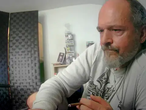 Snapshot of HippieDad333 chatting on September 23, 2025, 7:17 pm HippieDad333 online show from September 23, 2025, 7:17 pm