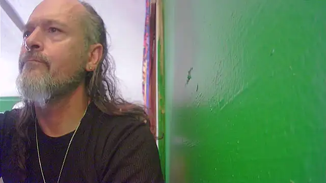 Snapshot of HippieDad333 chatting on September 26, 2025, 6:01 pm HippieDad333 online show from September 26, 2025, 6:01 pm