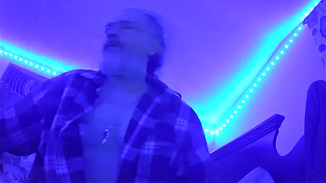 Snapshot of HippieDad333 chatting on December 21, 2025, 1:35 am HippieDad333 online show from December 21, 2025, 1:35 am